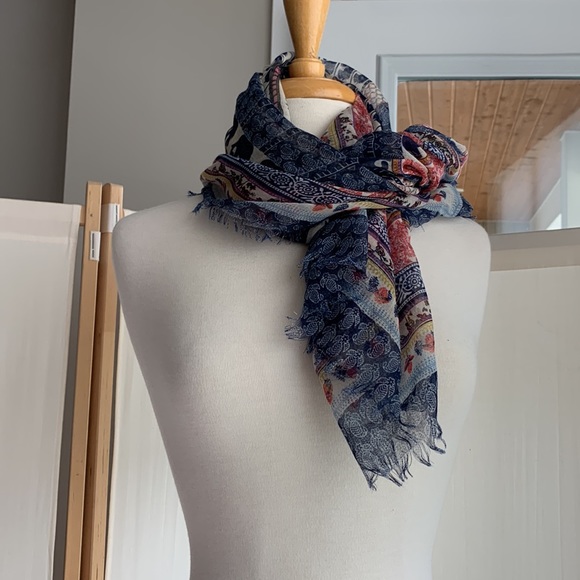 Blue/white/red polyester scarf with elephant prints, new, made by Ardene - Picture 5 of 8